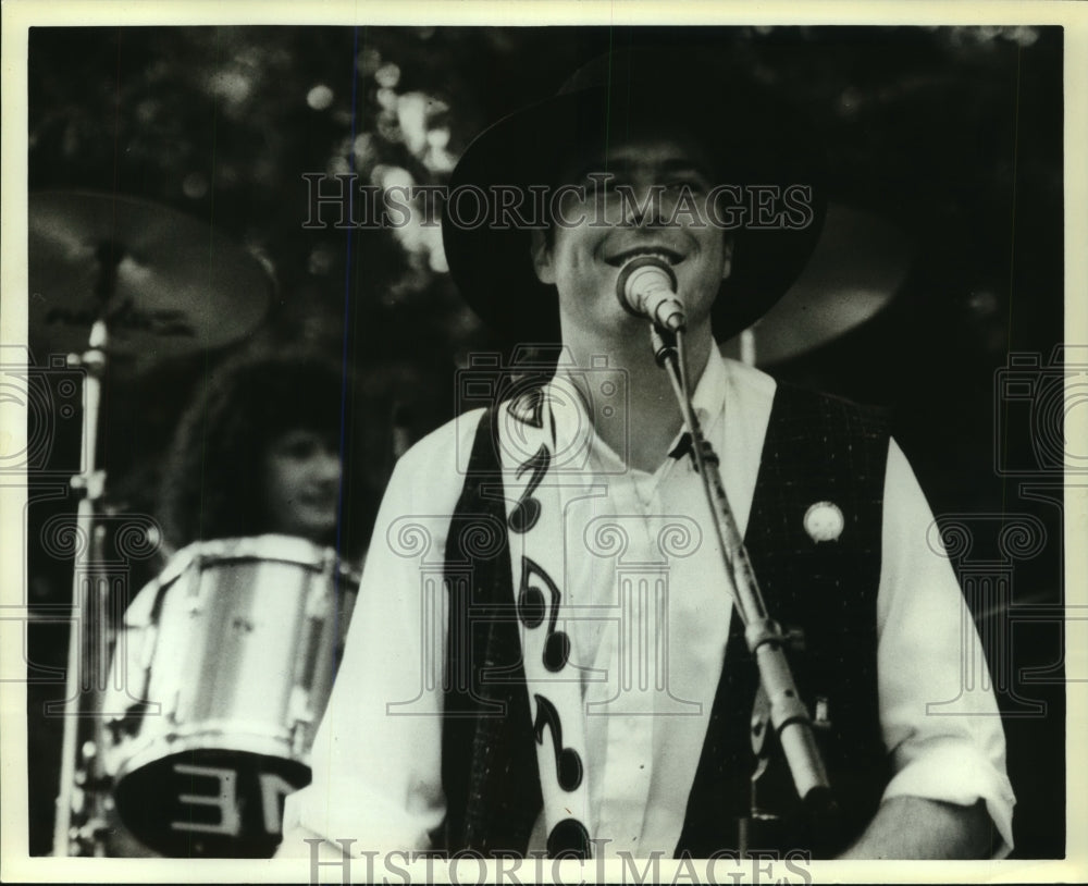 1990 Press Photo Kevin Dinzig performs with band in Alabama - amra00714- Historic Images