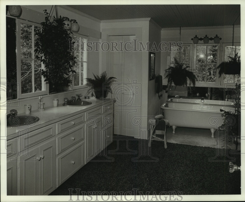 1974 Press Photo Bathroom at Crawford home in Alabama - Historic Images