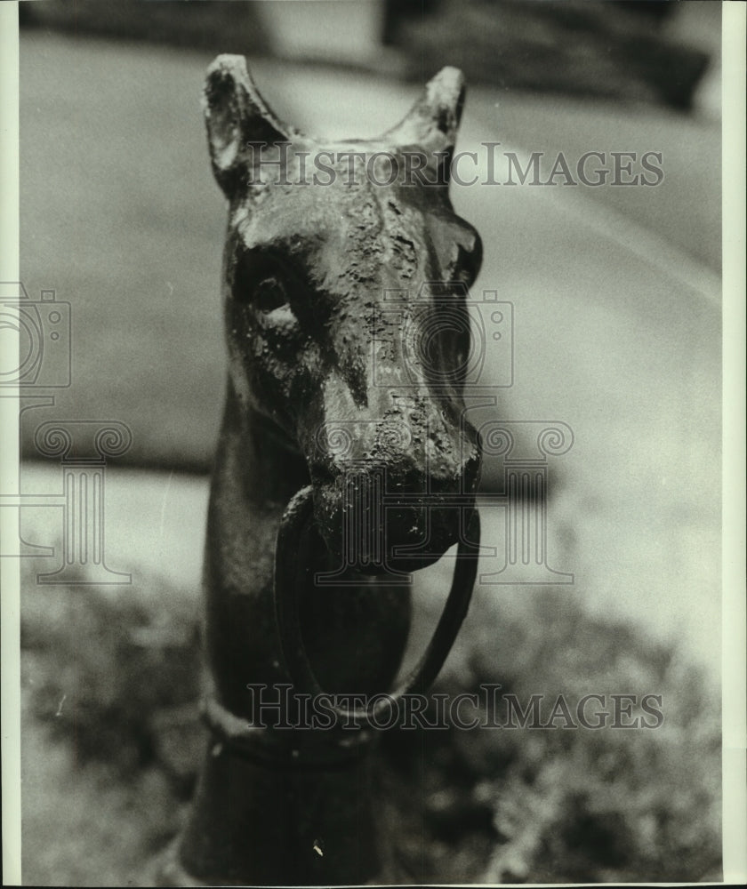 1970 Press Photo Horse decoration on hitching post in Alabama - Historic Images