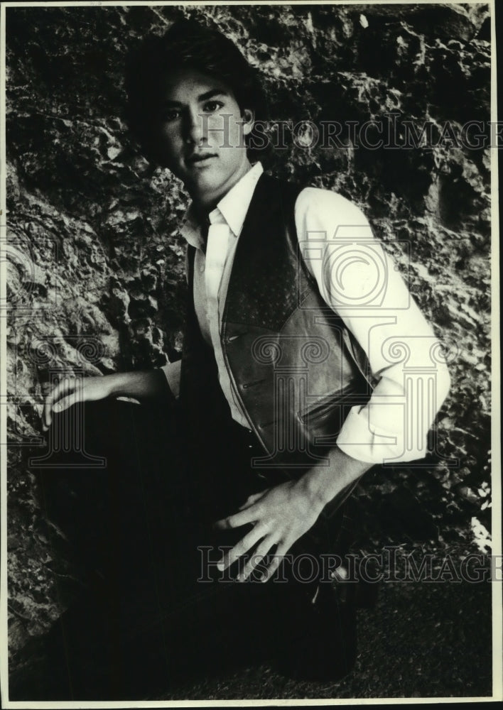 1982 Press Photo Clay Adkins performs - amra00968- Historic Images