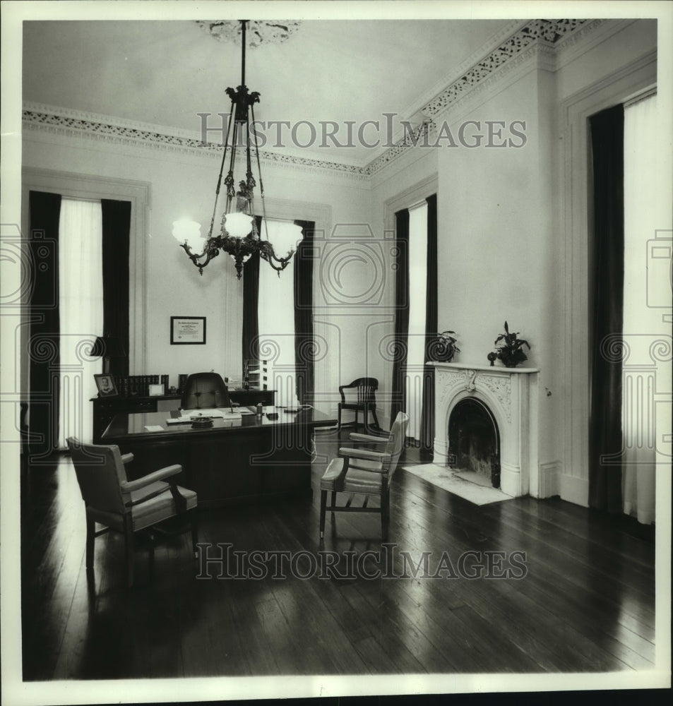 1968 Press Photo Parlor of Borden Strickland home on Conception St.  in Alabama - Historic Images