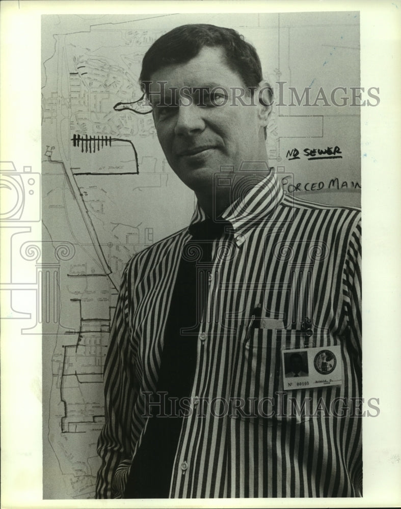 1990 Press Photo Daphne, Alabama City Manager David Arnold by city map- Historic Images
