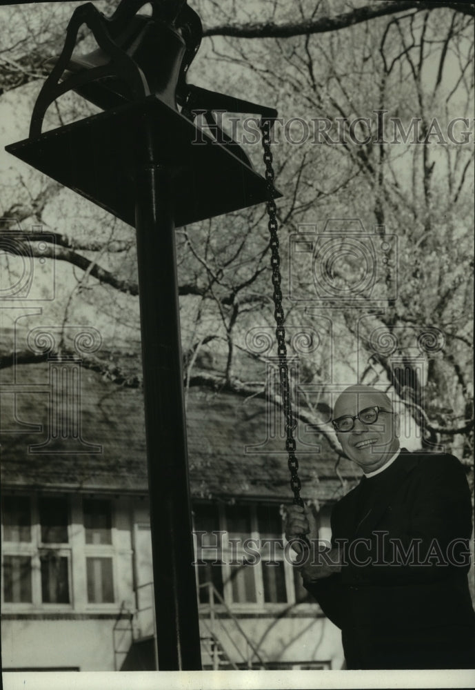 1975 Rev. Leighten P. Arsnault rings Christ Episcopal Church bell - Historic Images