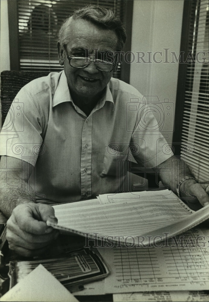1986 Press Photo Citronelle, Alabama mayor Clay Bassett at his desk - amra01320- Historic Images