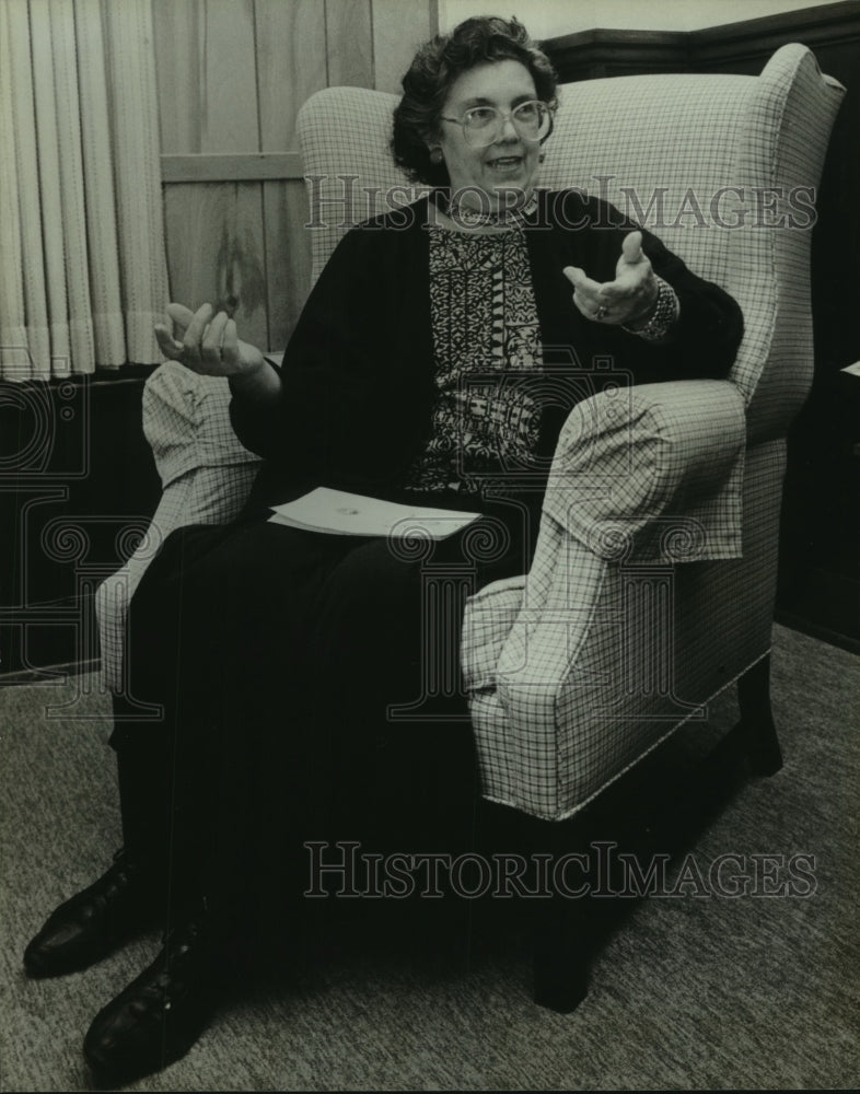 1988 Press Photo Costume designer Carol Barrios in Alabama - amra01433- Historic Images