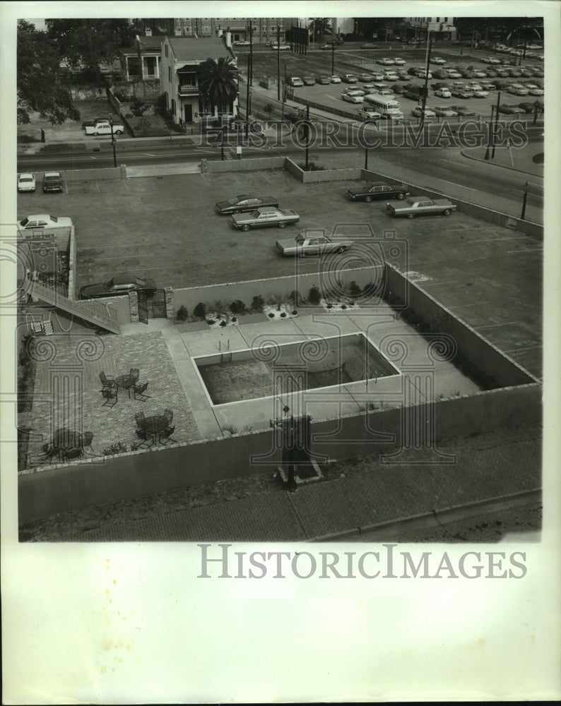 1969 Press Photo Aerial View of Malaga Inn Parking Lot &amp; Pool in Mobile, Alabama - Historic Images