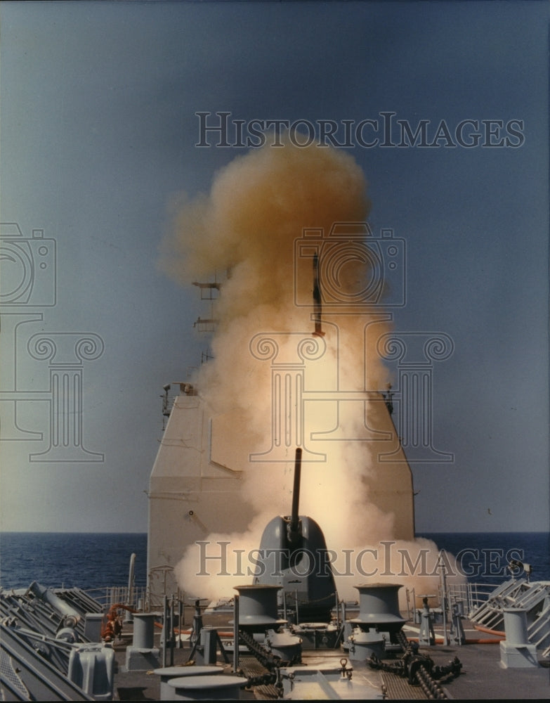 1986 Press Photo Missile Launched from Guided Missile Cruiser Bunker Hill - Historic Images