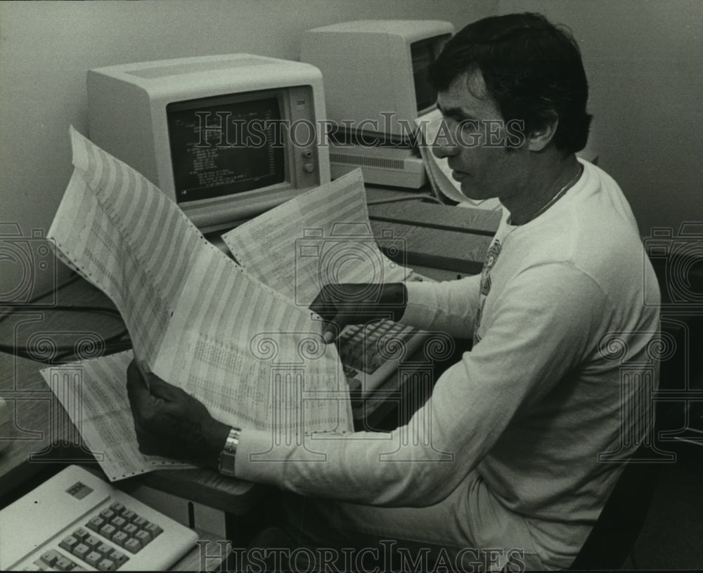 Press Photo Compter student Steve Ghannam at Bishop Jr. College in Alabama - Historic Images