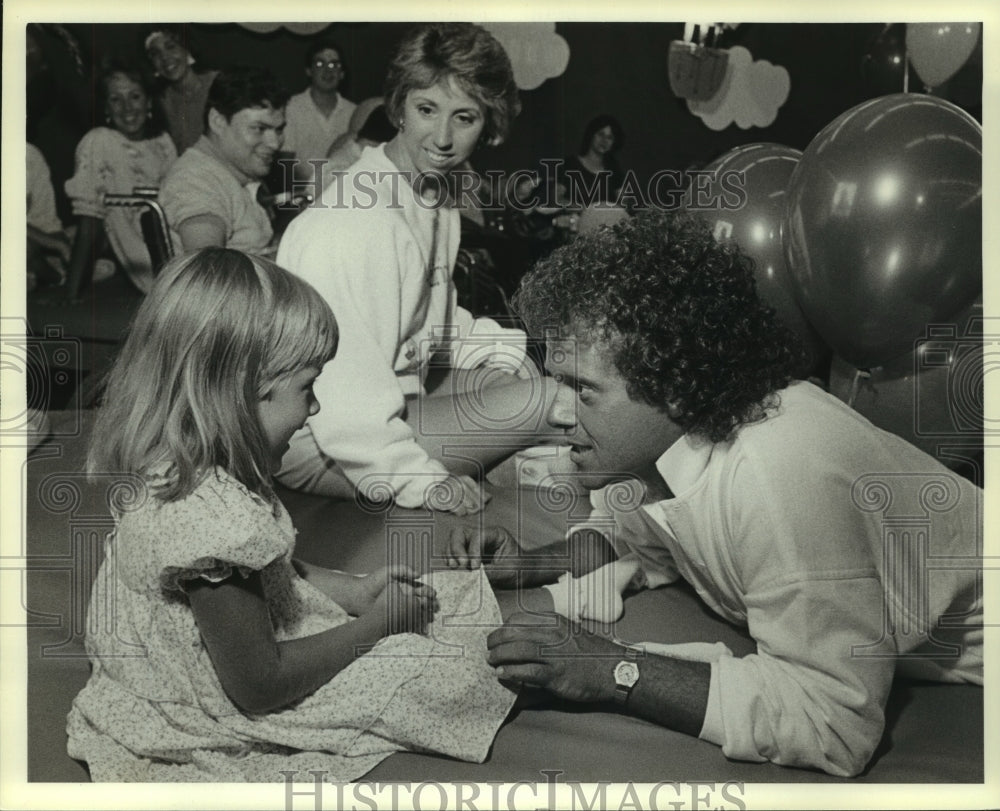 1980 Press Photo Richard Simmons talks to Courtney Johnson at Alabama party- Historic Images