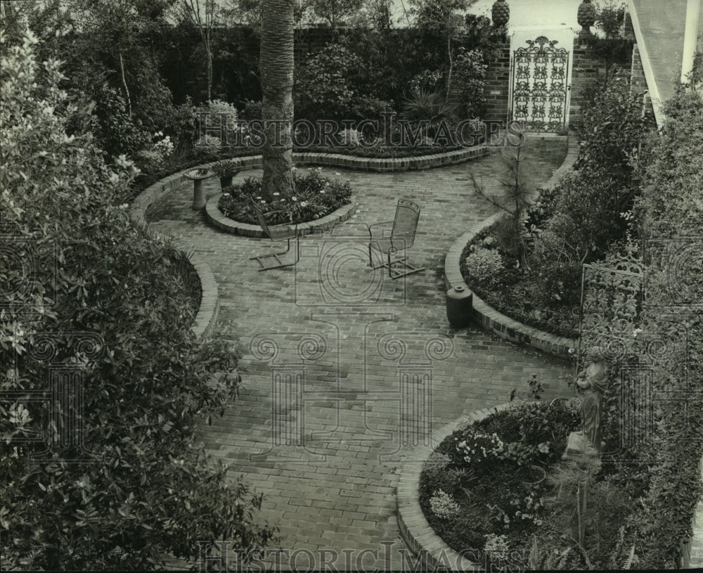 1971 Brick Patio &amp; Garden at Home of Mrs. Edwin K. Smith in Alabama - Historic Images