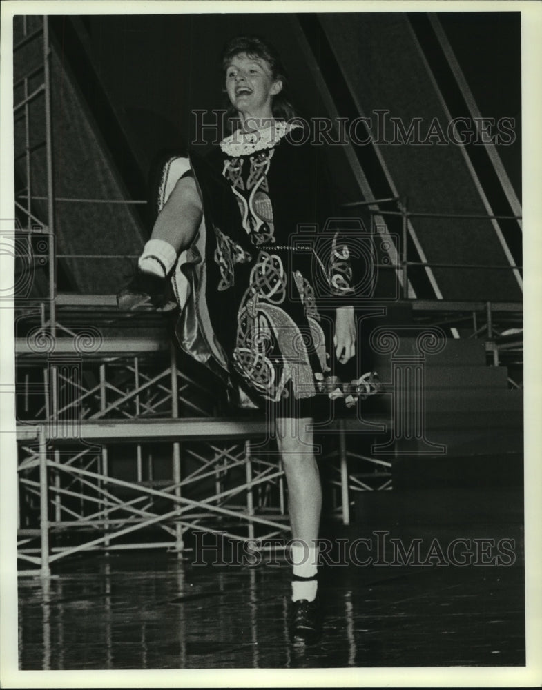 1990 Press Photo Woman in costume dances - amra03035- Historic Images