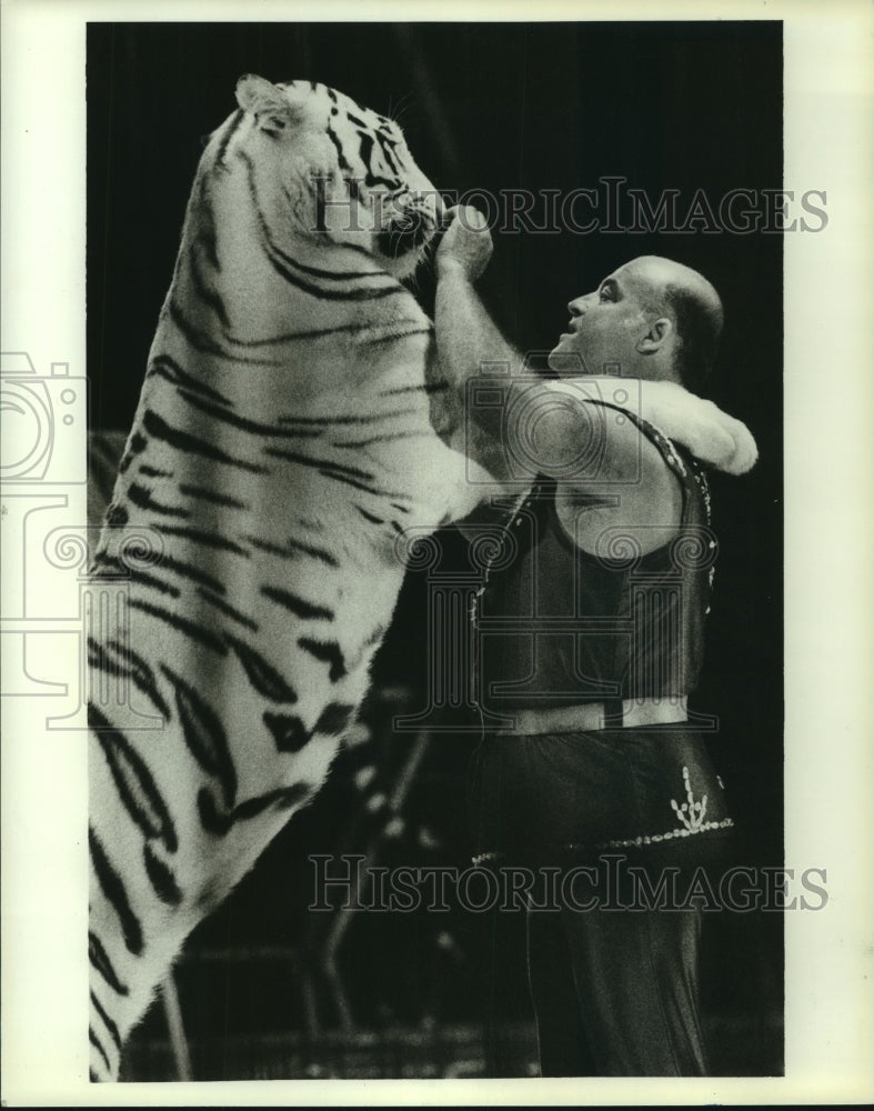 1990 Press Photo Circus Tiger with Trainer - amra04360- Historic Images