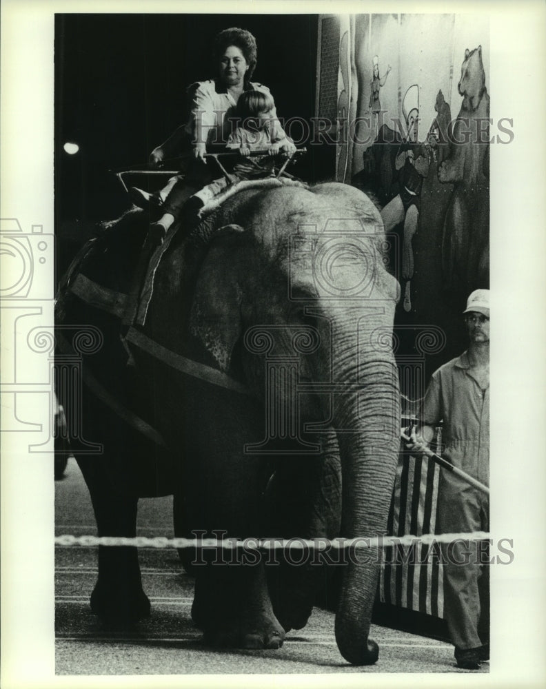 1990 Press Photo Gaynelle Newton &amp; Christopher Murray Ride on Circus Elephant- Historic Images