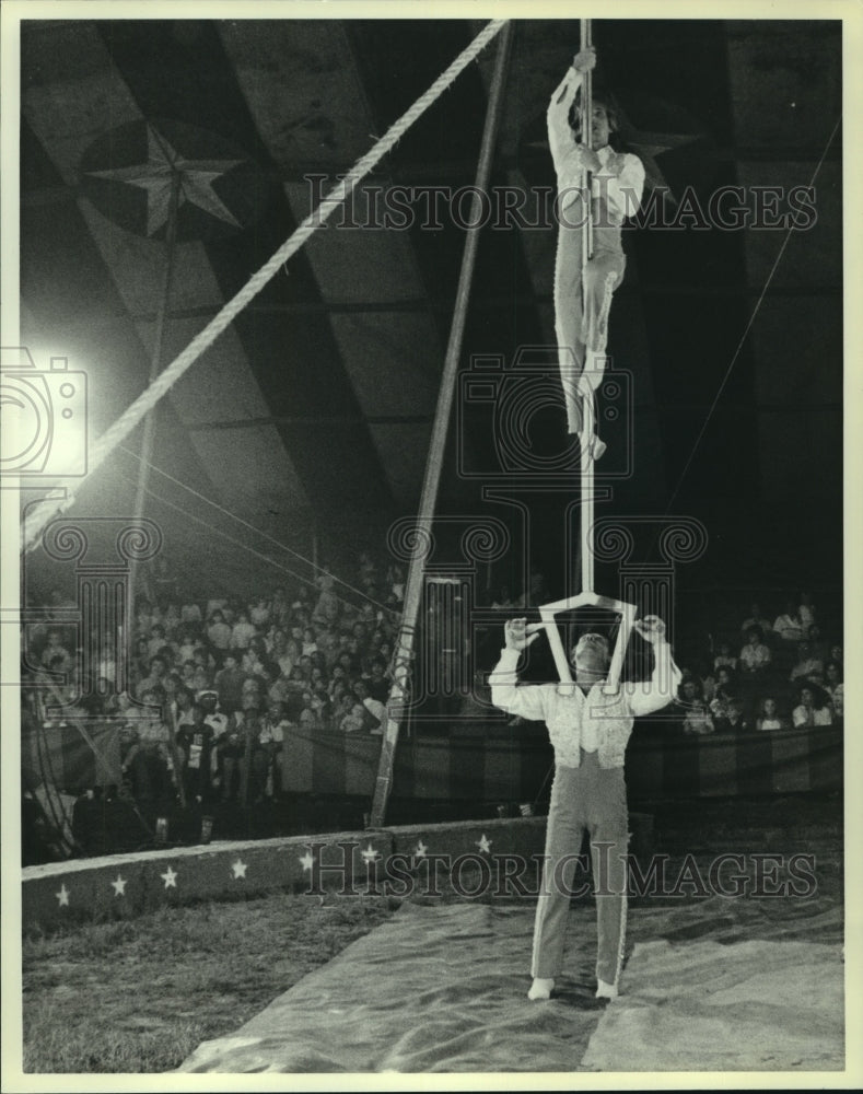 1985 Press Photo Crowd watches acrobats at the circus in Alabama - amra04374- Historic Images