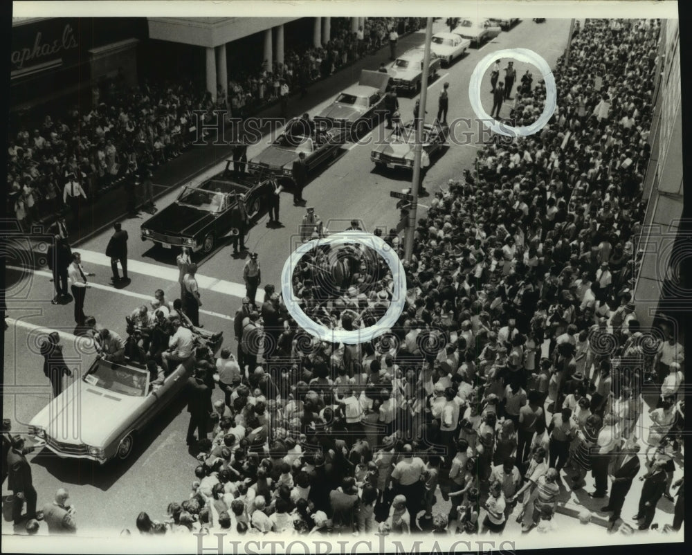 1971 Crowds Line Street as  President Nixon&#39;s Motorcade Goes By - Historic Images