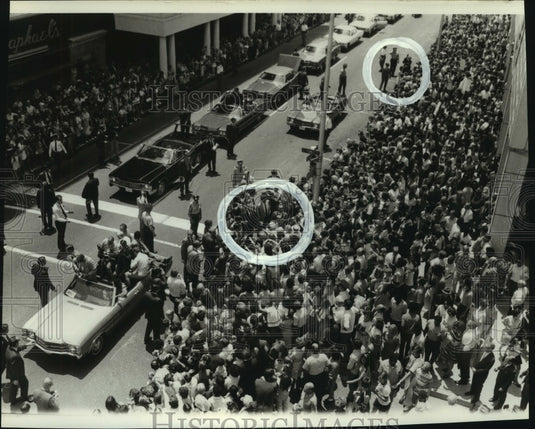 1971 Crowds Line Street as  President Nixon's Motorcade Goes By - Historic Images