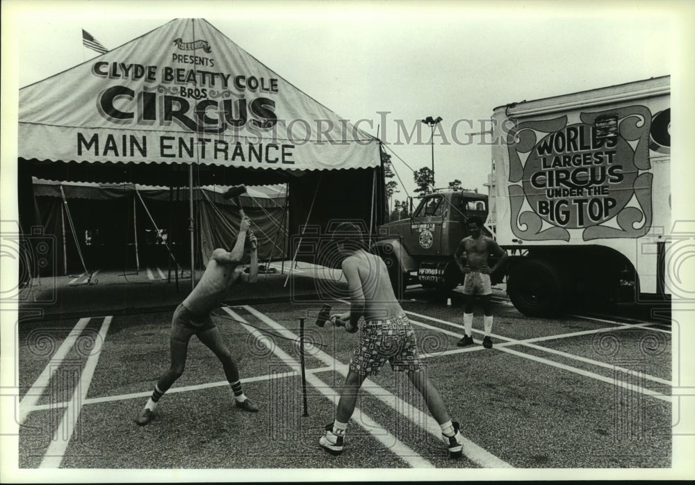 1987 Press Photo Circus workers put up large tent in Alabama - amra06550- Historic Images