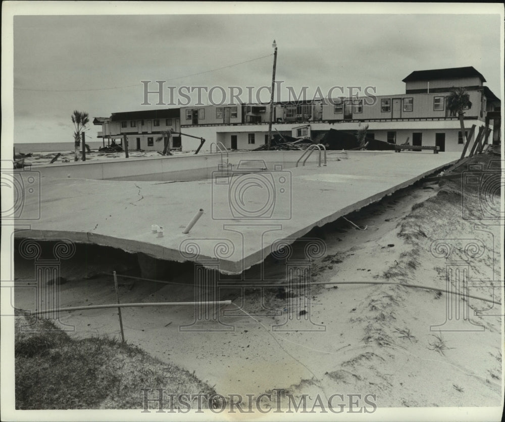 1980 Press Photo Hotel damaged on east beach by Hurricane Frederic, Gulf Shores - Historic Images