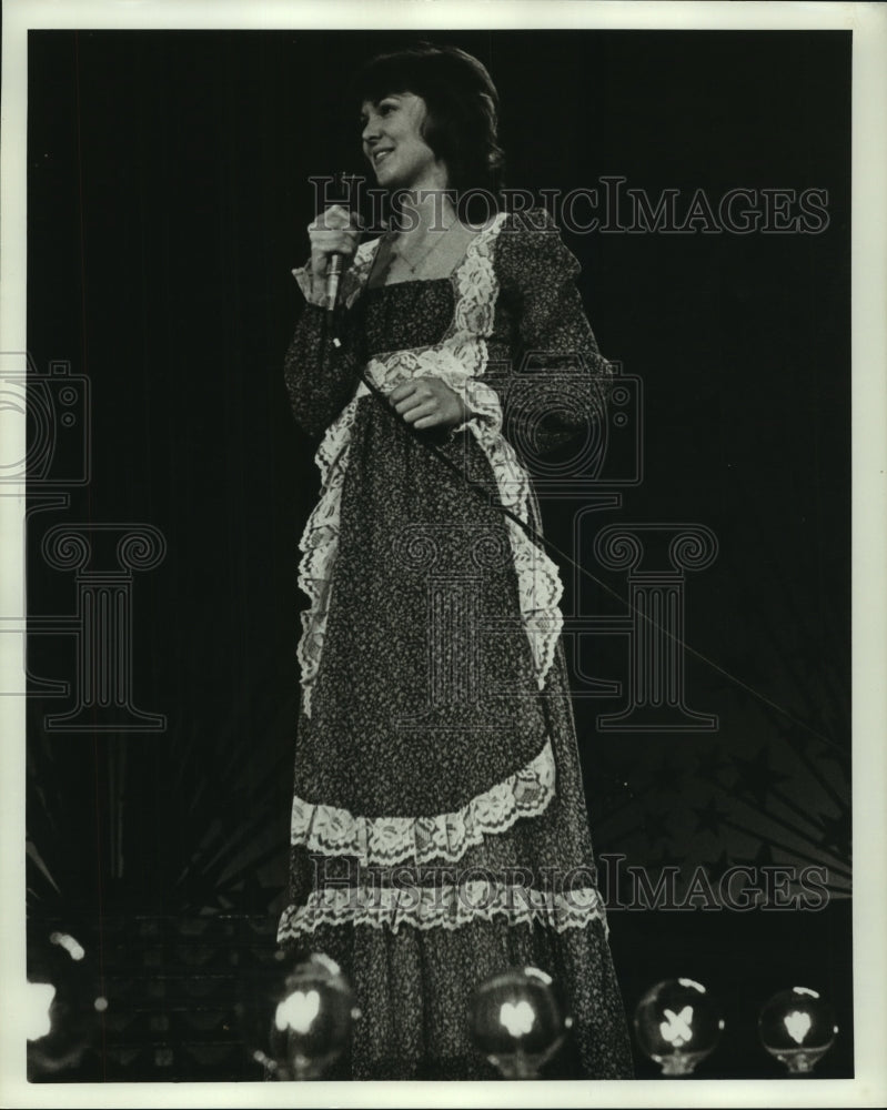 Lenne Hallgren performs at beauty pageant in Alabama - Historic Images