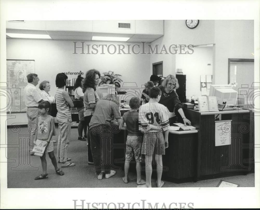 1991 Press Photo Line at Mobile Public Library at Tillman's Corner, Alabama- Historic Images