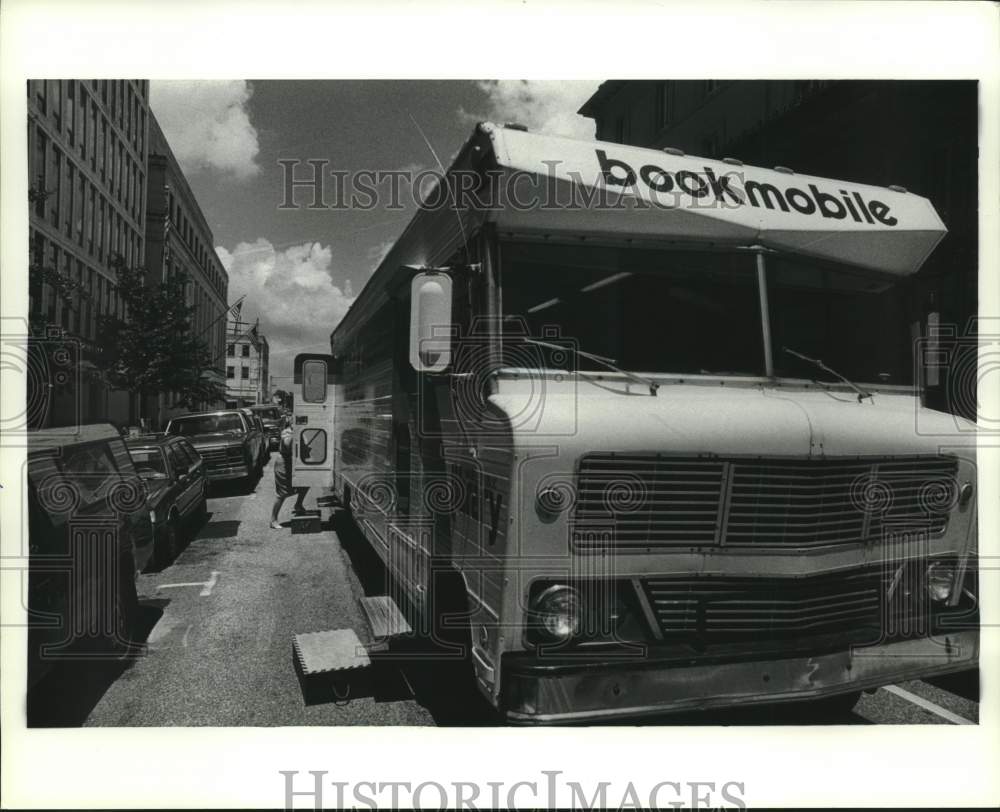 1988 Press Photo Mobile Public Library Bookmobile, Alabama - amra09623- Historic Images