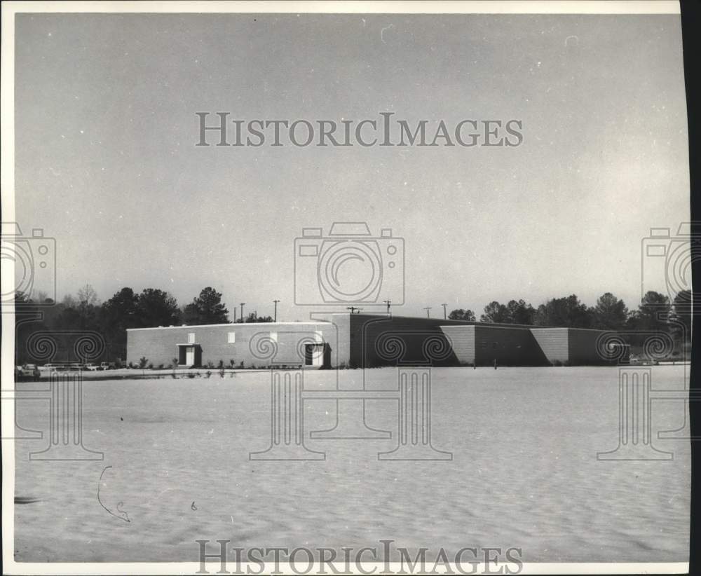 1964 Press Photo Exterior view of the Butler Vanity Fair Mills, Alabama - Historic Images