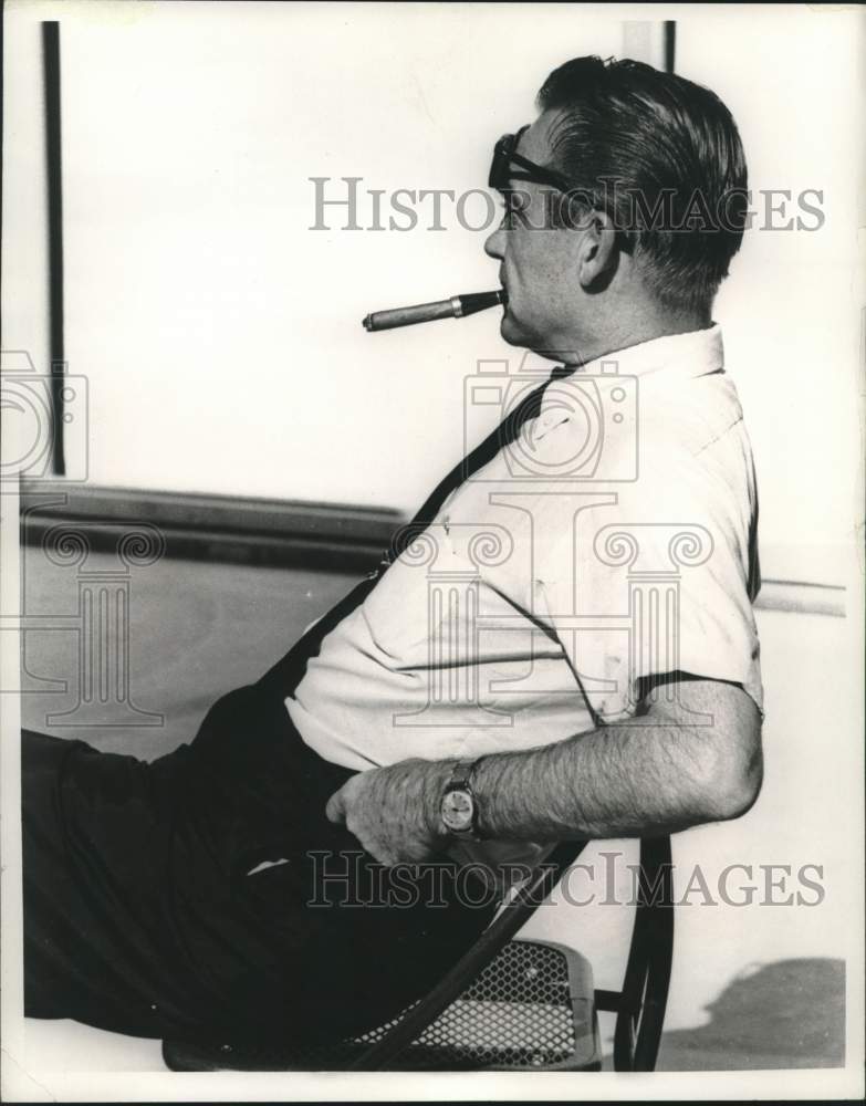 1968 George Wallace relaxes in Oklahoma City, Oklahoma motel room - Historic Images