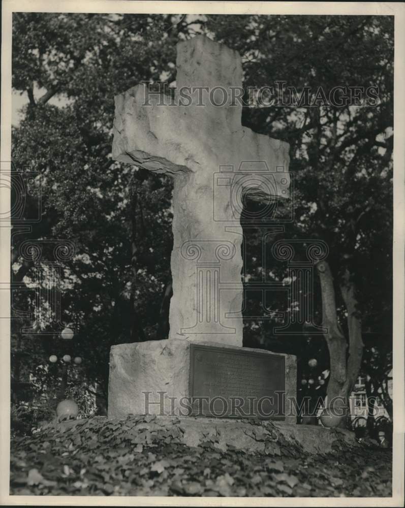 Press Photo Cross statue in Bienville Square in Alabama - Historic Images
