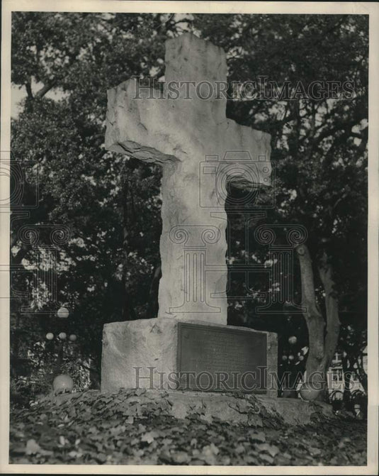 Press Photo Cross statue in Bienville Square in Alabama - Historic Images