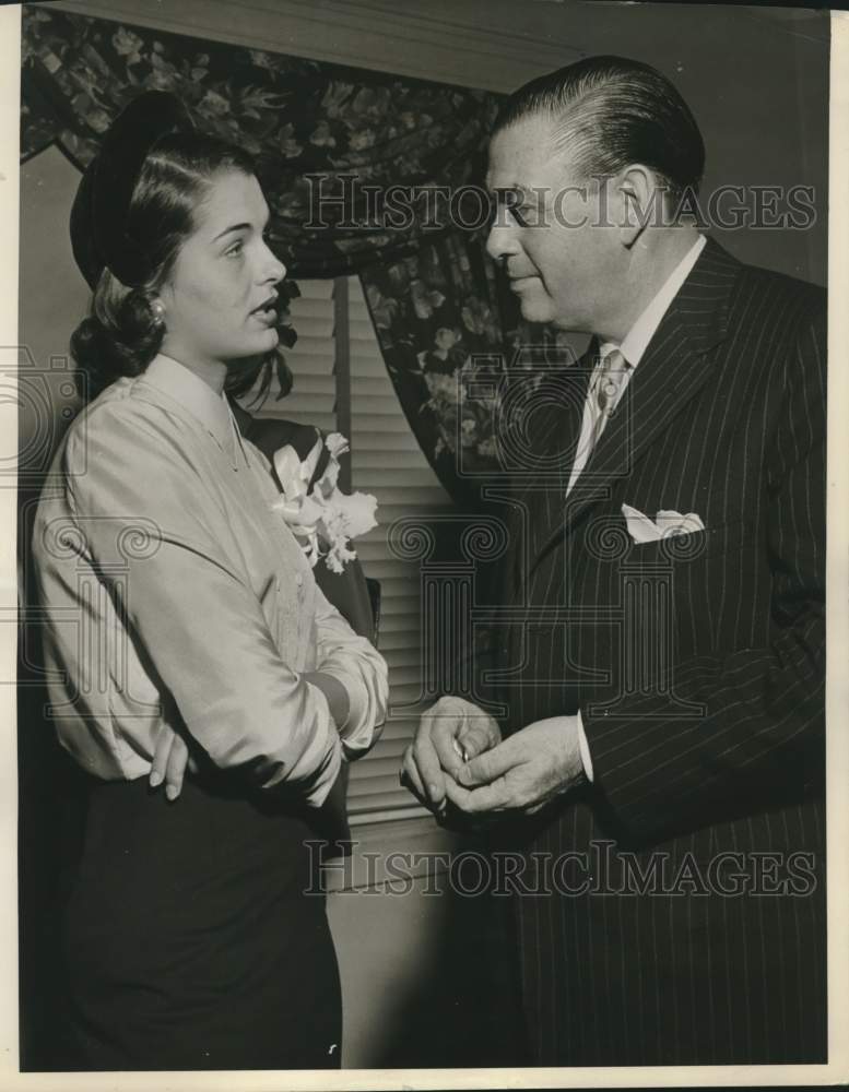 1951 Press Photo Miss America Yolanda Betbeze talks with man - Historic Images