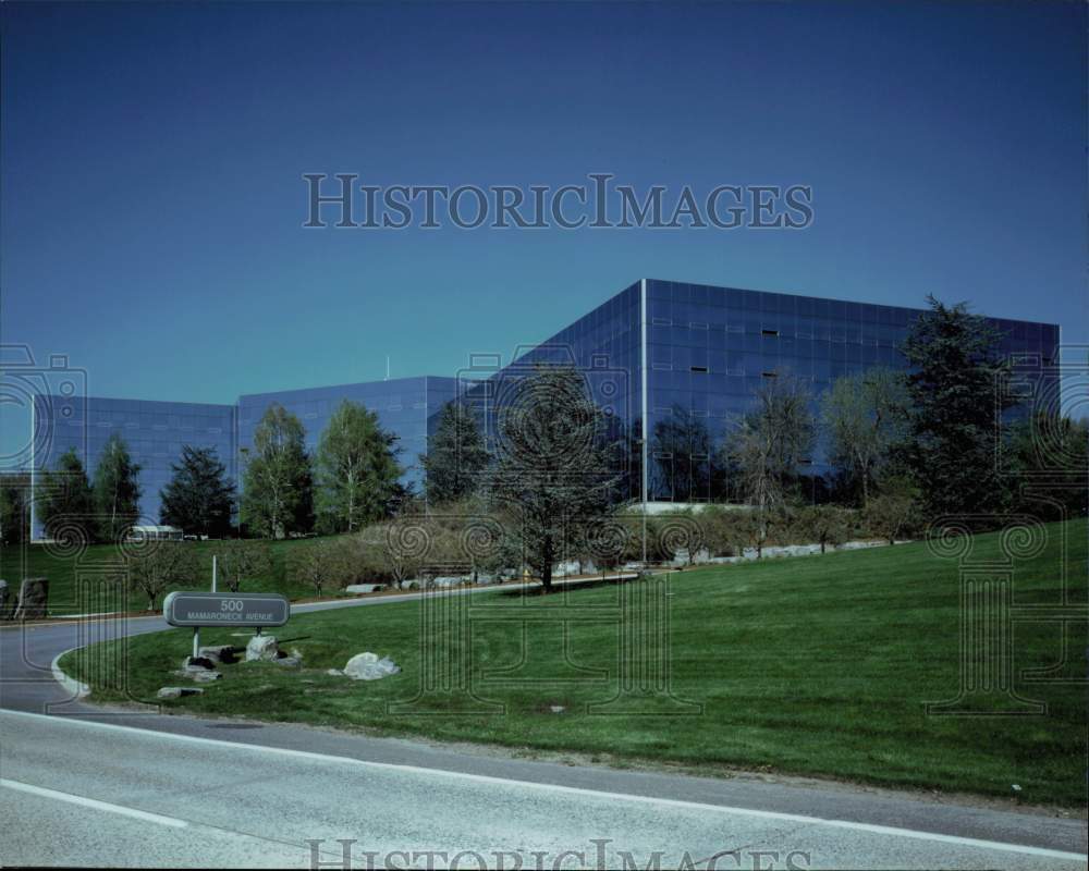 2006 Press Photo Exterior of Building, 500 Mamaroneck Avenue, Harrison, New York- Historic Images