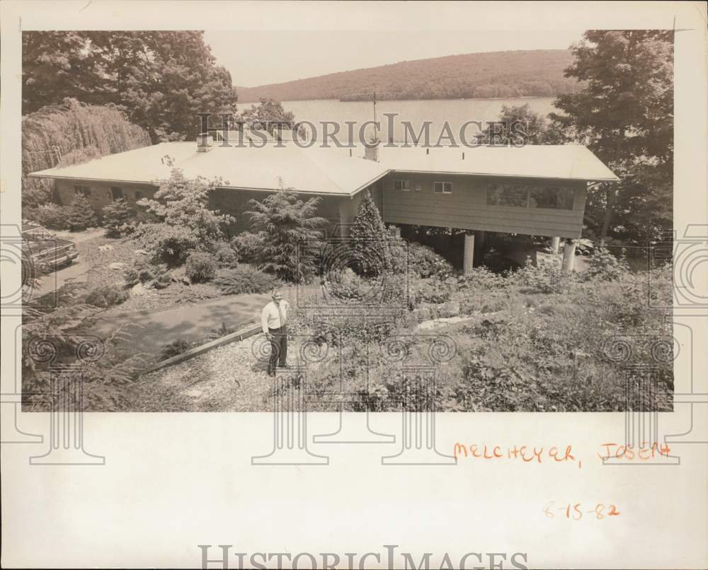 1982 Press Photo Joseph Melcheyer with Candlewood Lake Home in Danbury - Historic Images