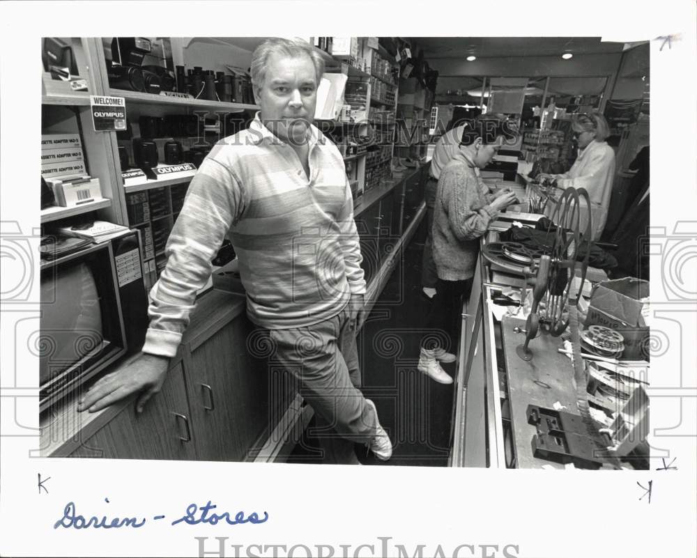 1990 Press Photo George McKnight at Fairbank's Photo Shop in Darien - ctaa06142- Historic Images
