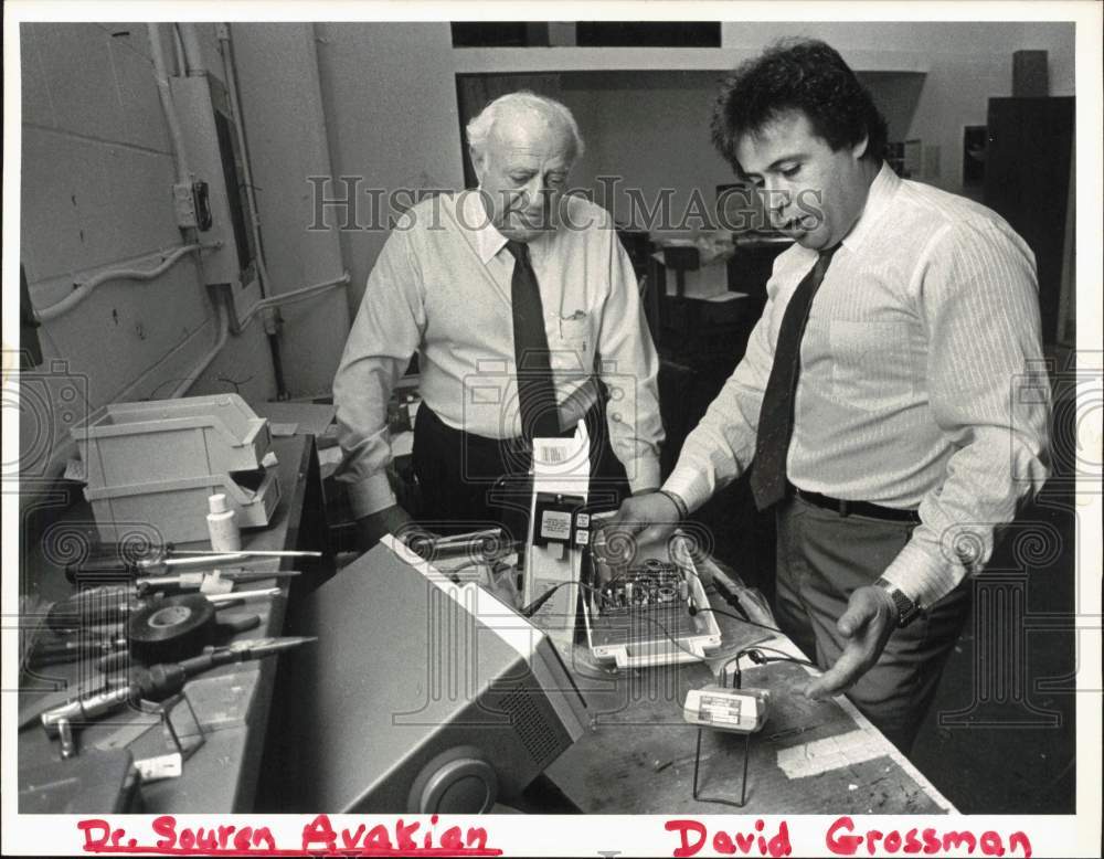 1985 Press Photo Dr. Souren Avakian and David Grossman with Circuitry, Stamford- Historic Images