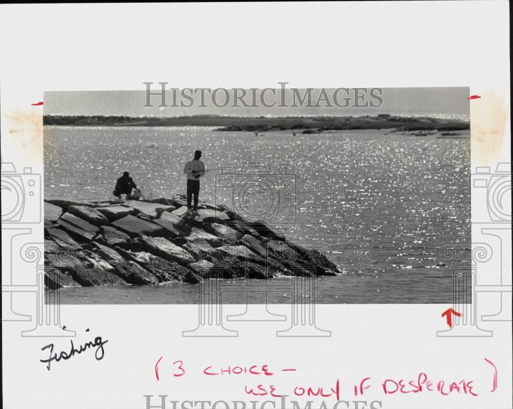 1991 Press Photo Charles Brown and Kelly Mills fish at Cummings Beach, Stamford - Historic Images