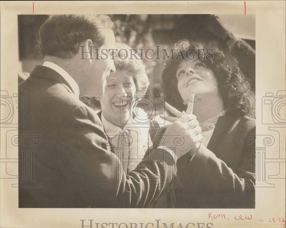 1982 Press Photo Lewis Rome campaigns outside MacDonald&#39;s in Stamford - Historic Images