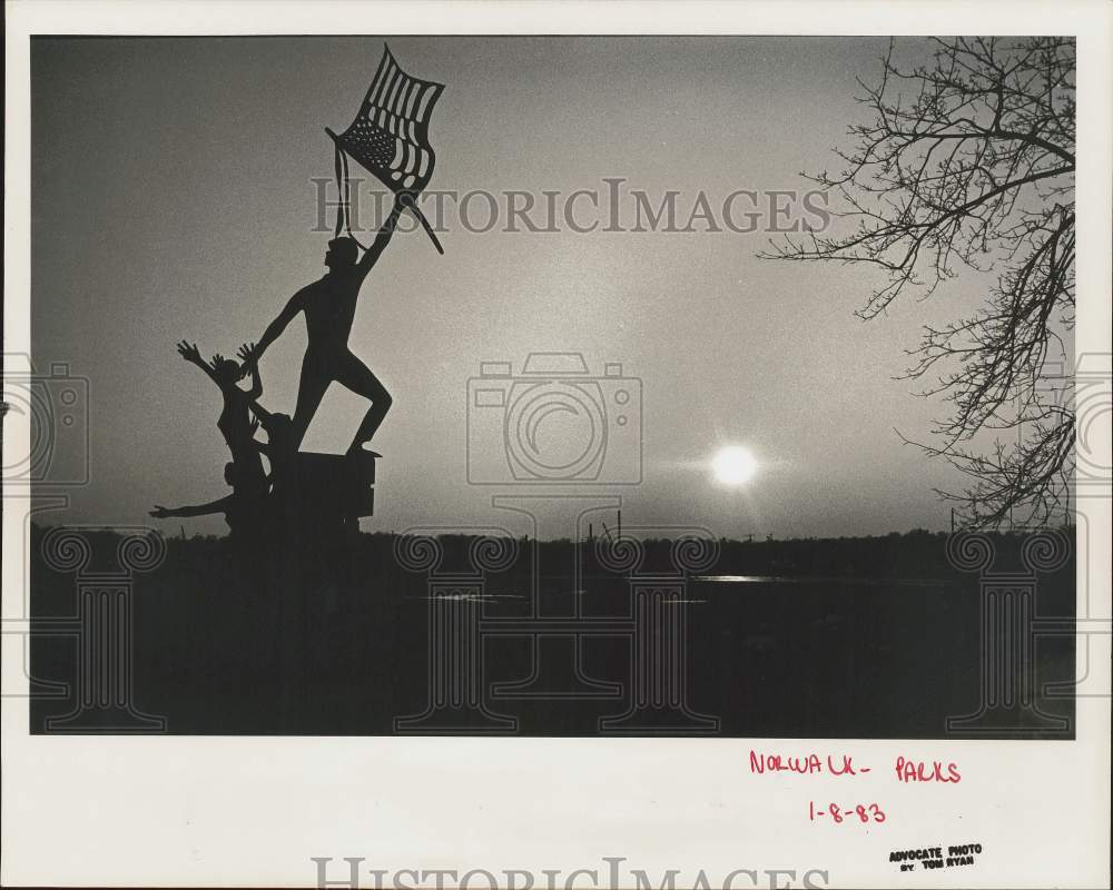 1983 Press Photo Silhouette of Statue at Veteran&#39;s Park, East Norwalk - Historic Images