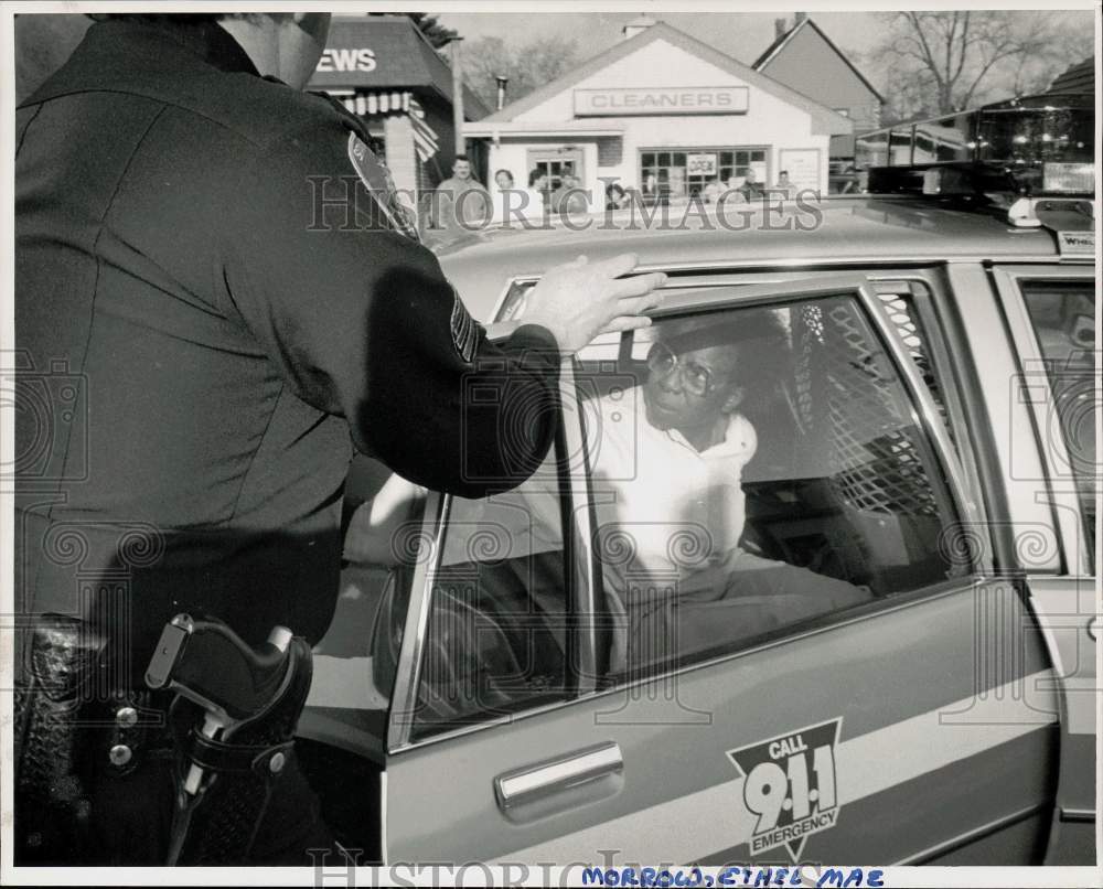 1990 Press Photo Ethel Mae Morrow handcuffed in Stamford Police Car - ctaa14706 - Historic Images