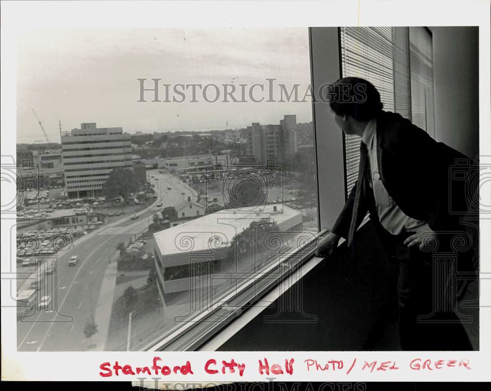 1986 Press Photo Mayor Thom Serrani inside his Stamford City Hall Office - Historic Images