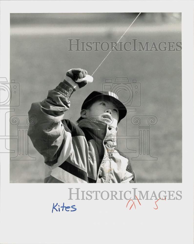 1992 Press Photo Kevin Chang flies Kite at Cove Island Park in Stamford - Historic Images