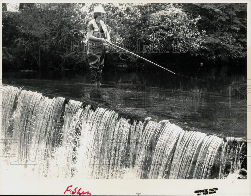 1985 Press Photo Dwight Duckworth fishing from Dam in Mianus River, Stamford - Historic Images