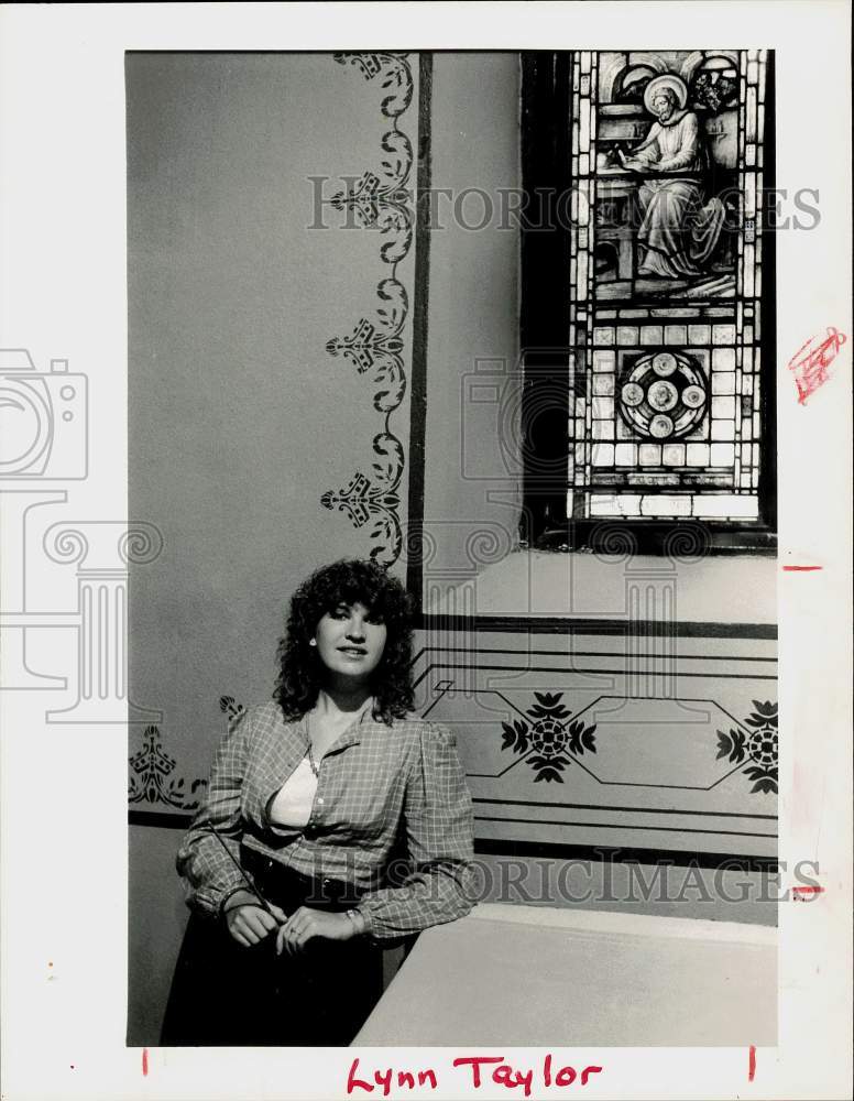 1984 Press Photo Lynn Taylor with Stencil Art at St. Luke&#39;s Chapel in Stamford - Historic Images