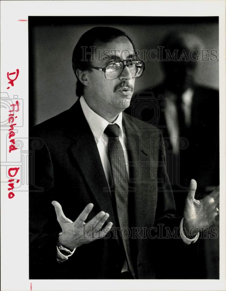 1985 Press Photo Dr. Richard N. Dino speaks at SEAC Meeting in Stamford - Historic Images