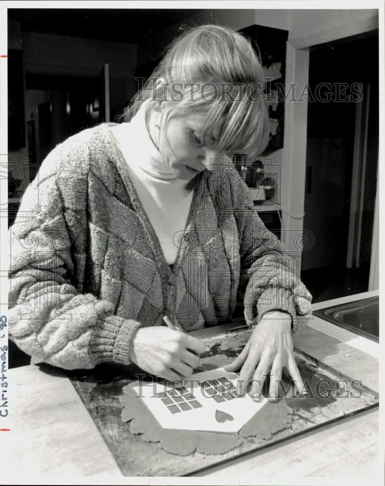 1990 Press Photo Elise Upton makes Gingerbread Home in her Darien House - Historic Images