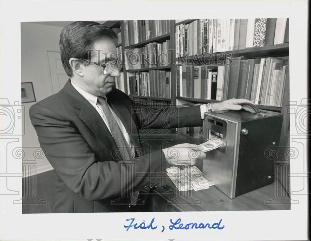 1986 Press Photo Leonard Fish with his Money Machine Invention in Westport- Historic Images