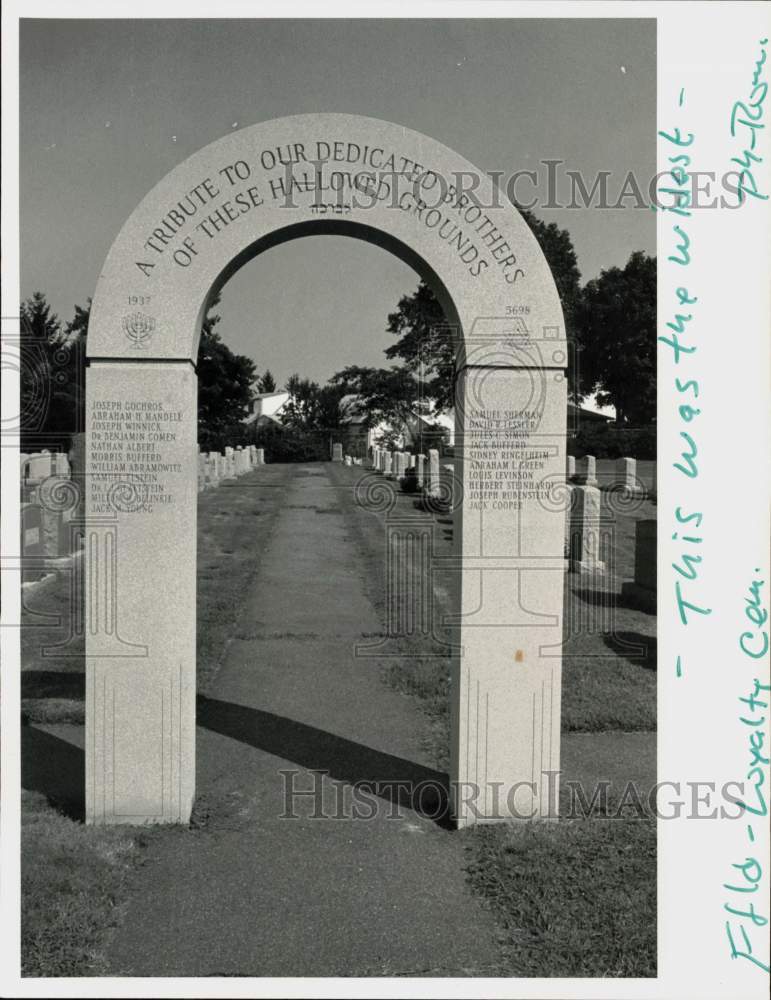 Press Photo Archway at Fairfield Loyalty Cemetery - ctaa29798 - Historic Images