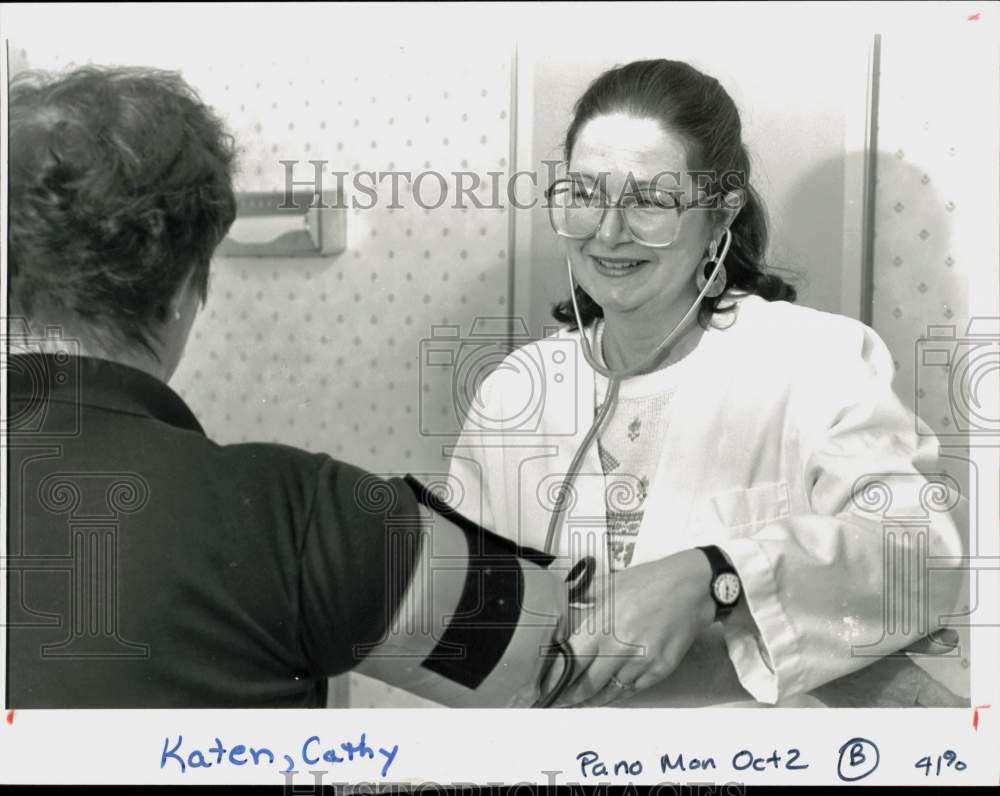 1986 Press Photo Cathy Katen at Ob-Gyn Associates Office in Stamford - ctaa36732- Historic Images