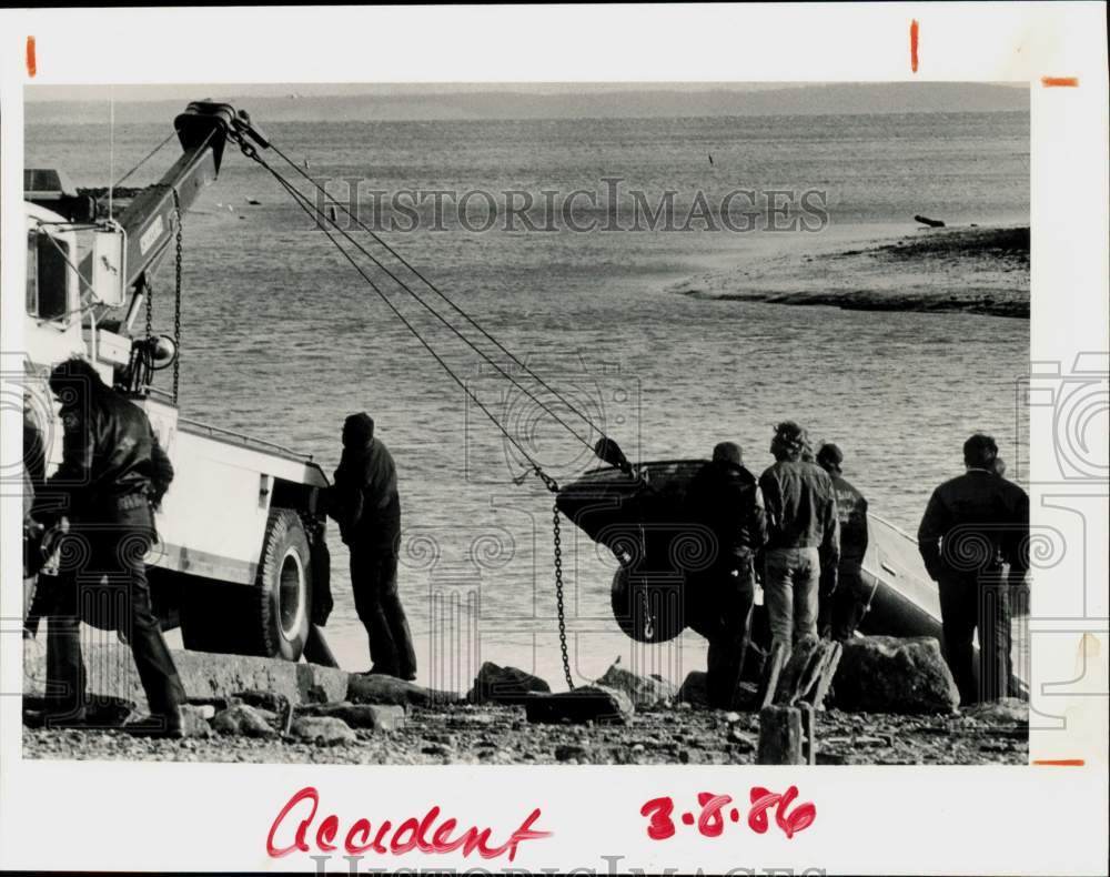 1986 Press Photo Car Towed at Cove Island Beach Launch Area Accident in Stamford- Historic Images