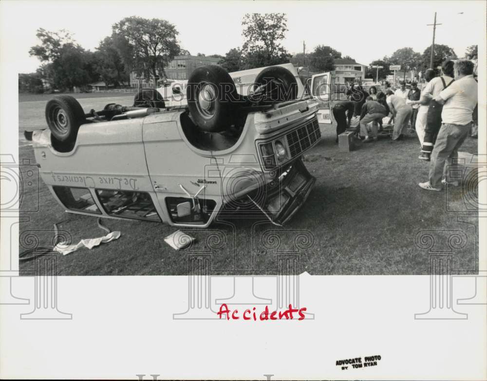 1984 Press Photo Overturned Van Accident on Belltown Park Baseball Field, CT- Historic Images