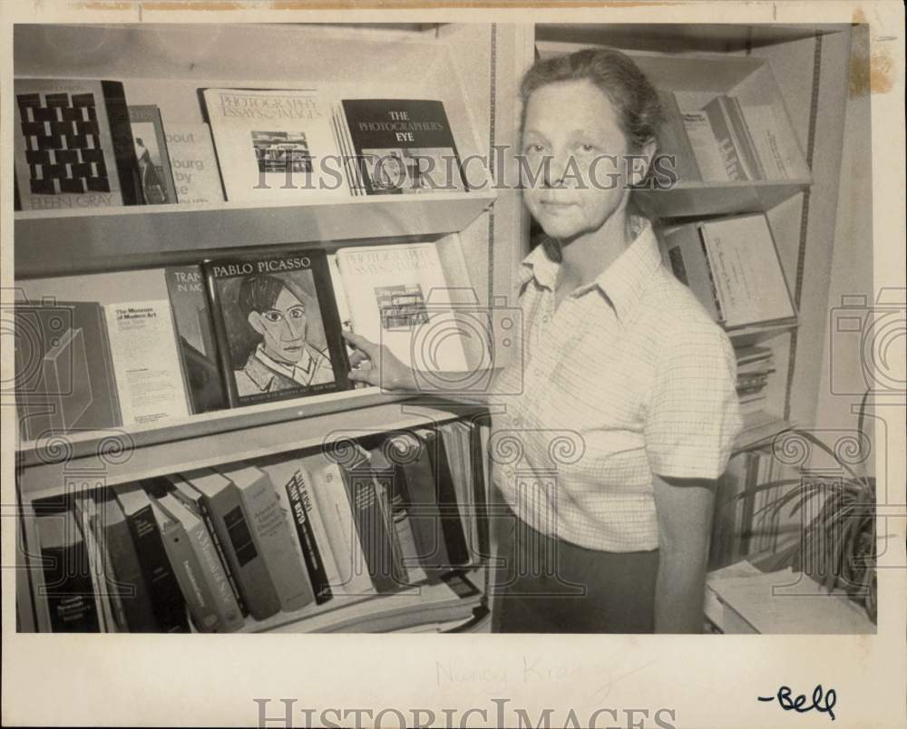 1980 Press Photo Nancy Kranz with Pablo Picasso Book - ctaa47121- Historic Images